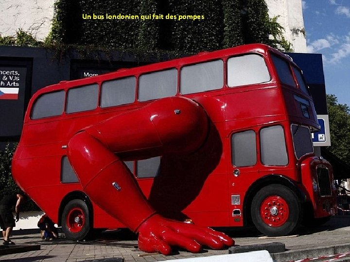 Un bus londonien qui fait des pompes 