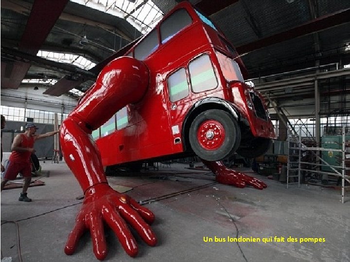 Un bus londonien qui fait des pompes 