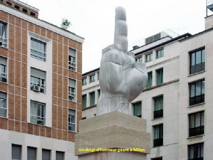 Un doigt d'honneur géant à Milan 