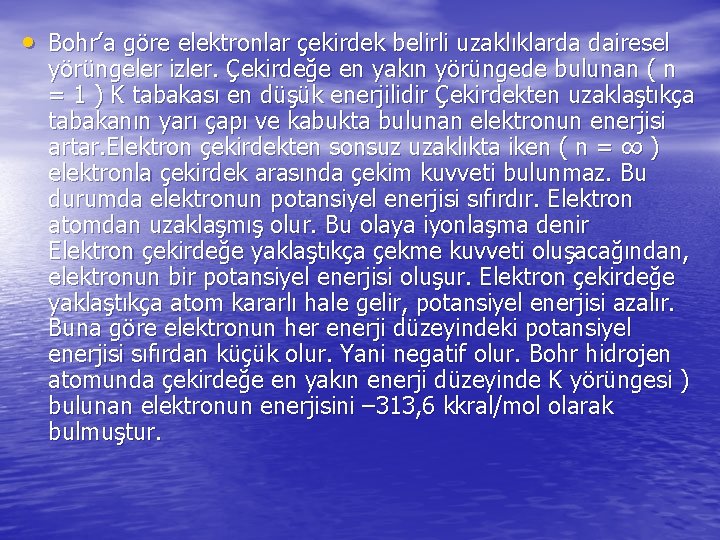  • Bohr’a göre elektronlar çekirdek belirli uzaklıklarda dairesel yörüngeler izler. Çekirdeğe en yakın