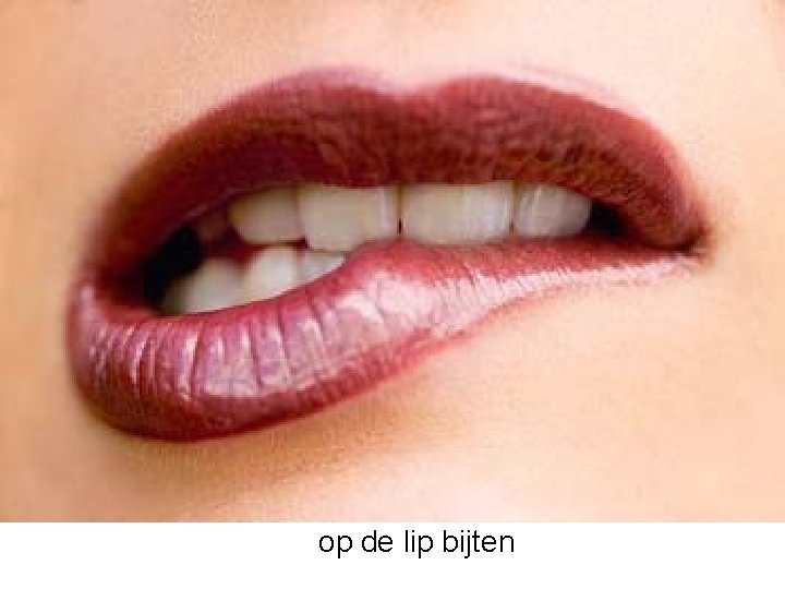 op de lip bijten 