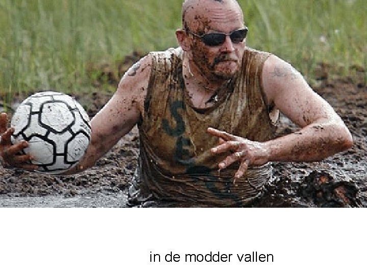 in de modder vallen 