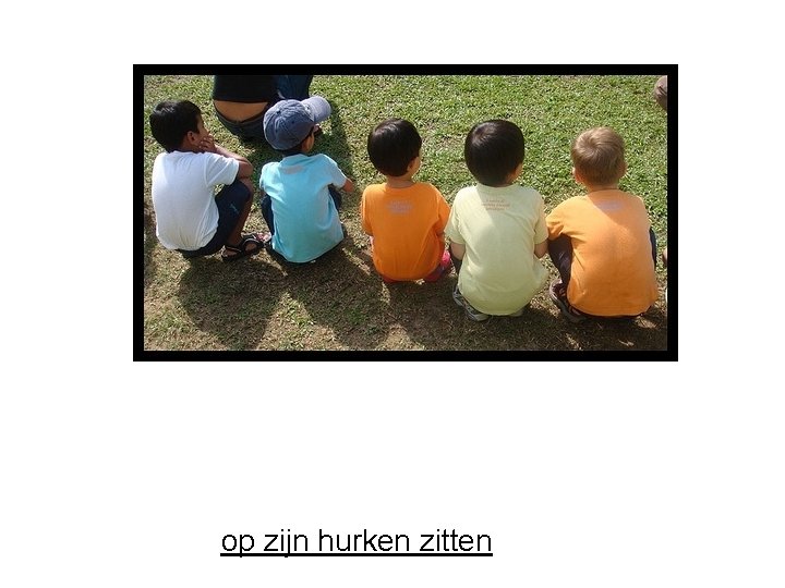 op zijn hurken zitten 