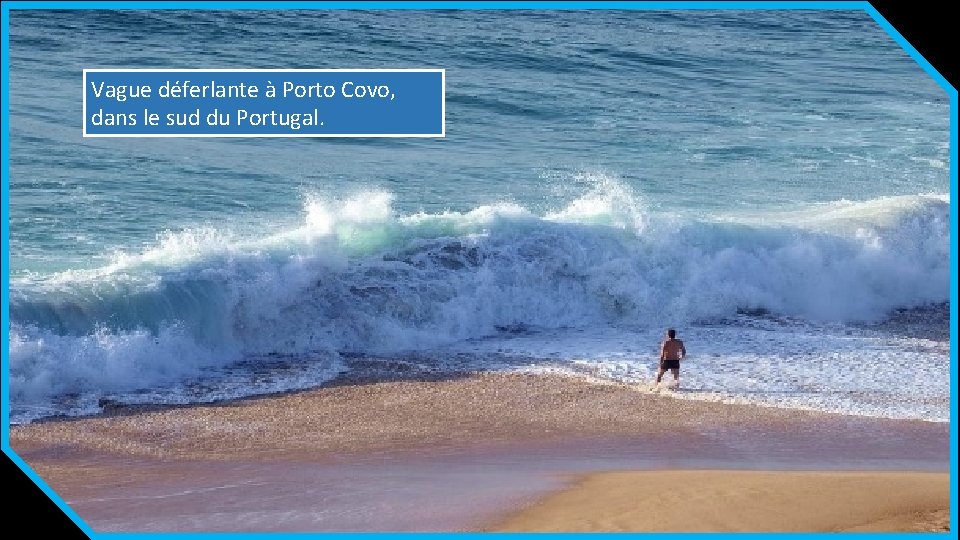 Vague déferlante à Porto Covo, dans le sud du Portugal. 