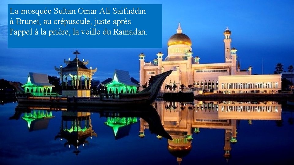 La mosquée Sultan Omar Ali Saifuddin à Brunei, au crépuscule, juste après l'appel à