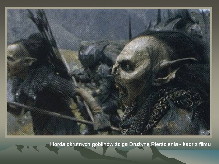 Horda okrutnych goblinów ściga Drużynę Pierścienia - kadr z filmu 