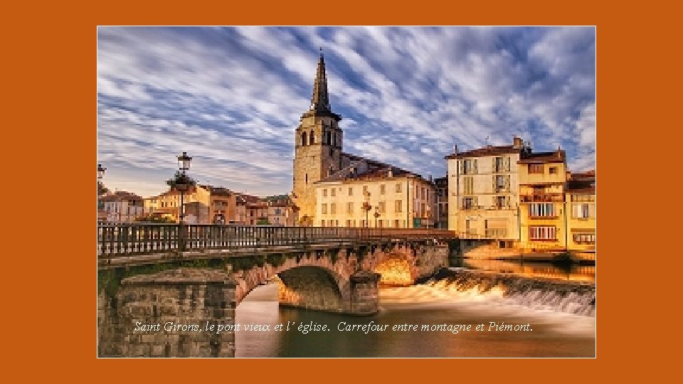 Saint Girons, le pont vieux et l’ église. Carrefour entre montagne et Piémont. 