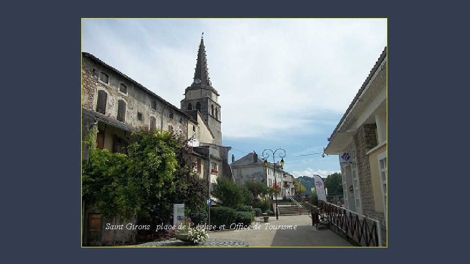 Saint Girons place de l’ église et Office de Tourisme 