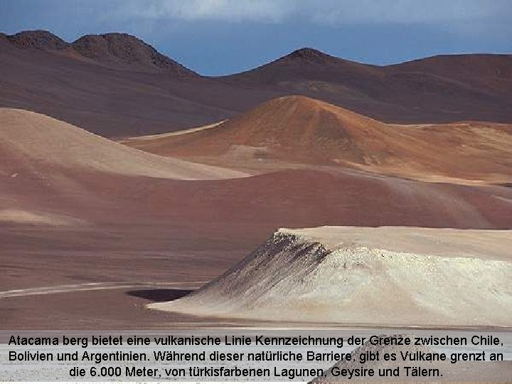 Atacama berg bietet eine vulkanische Linie Kennzeichnung der Grenze zwischen Chile, Bolivien und Argentinien.