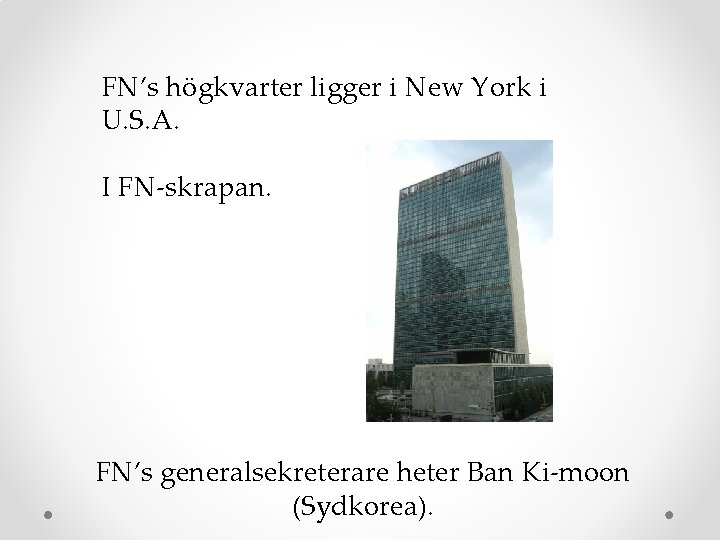 FN’s högkvarter ligger i New York i U. S. A. I FN-skrapan. FN’s generalsekreterare
