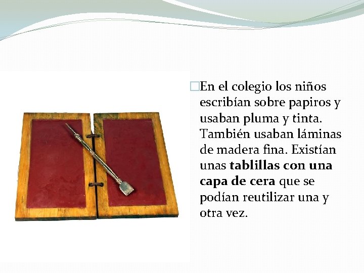 �En el colegio los niños escribían sobre papiros y usaban pluma y tinta. También