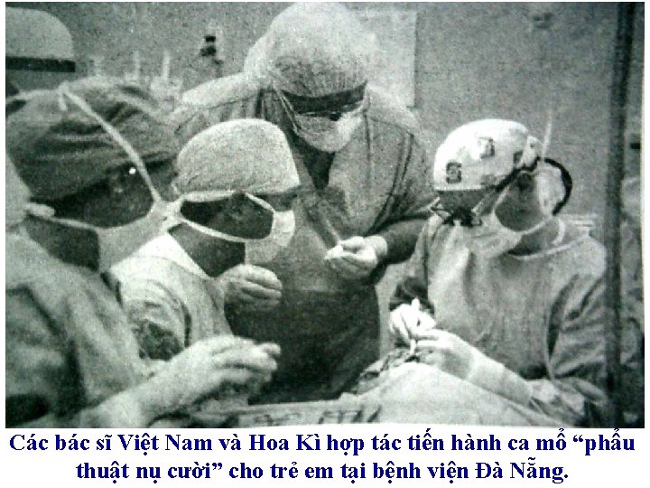 Các bác sĩ Việt Nam và Hoa Kì hợp tác tiến hành ca mổ