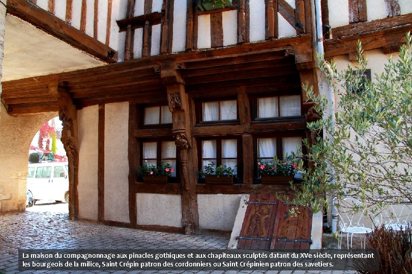 La maison du compagnonnage aux pinacles gothiques et aux chapiteaux sculptés datant du XVe