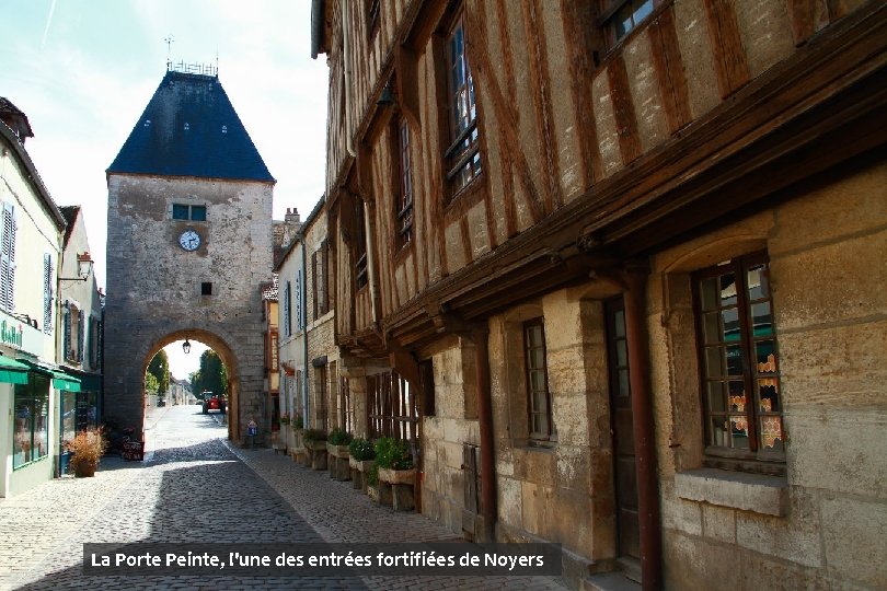 La Porte Peinte, l'une des entrées fortifiées de Noyers 