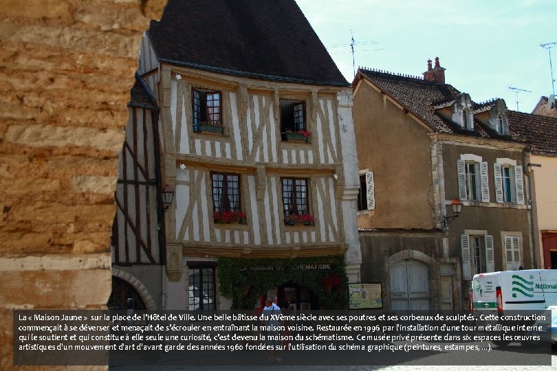 La « Maison Jaune » sur la place de l’Hôtel de Ville. Une belle