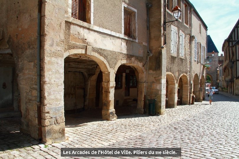 Les Arcades de l'Hôtel de Ville. Piliers du 11 e siècle. 