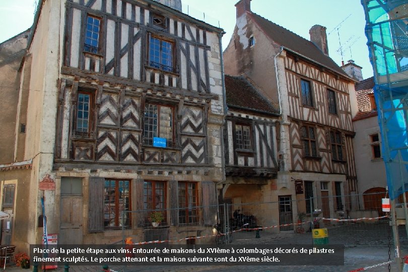 Place de la petite étape aux vins. Entourée de maisons du XVIème à colombages