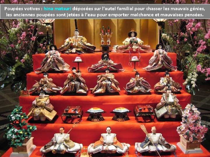 Poupées votives : hina matsuri déposées sur l’autel familial pour chasser les mauvais génies,