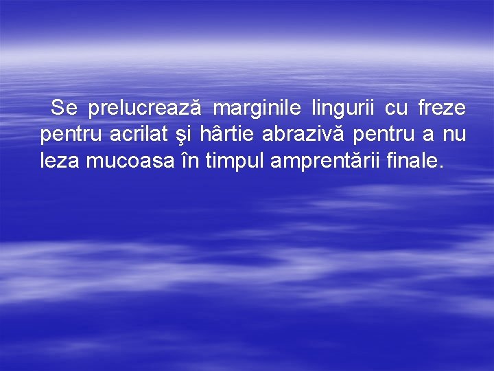 Se prelucrează marginile lingurii cu freze pentru acrilat şi hârtie abrazivă pentru a nu