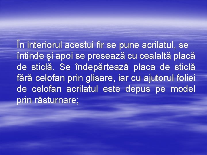 În interiorul acestui fir se pune acrilatul, se întinde şi apoi se presează cu