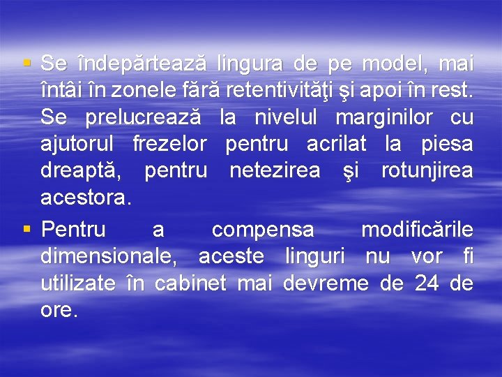 § Se îndepărtează lingura de pe model, mai întâi în zonele fără retentivităţi şi