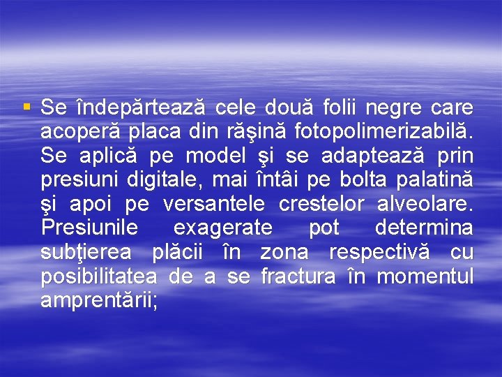 § Se îndepărtează cele două folii negre care acoperă placa din răşină fotopolimerizabilă. Se
