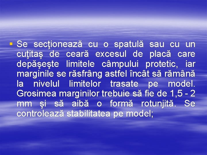 § Se secţionează cu o spatulă sau cu un cuţitaş de ceară excesul de