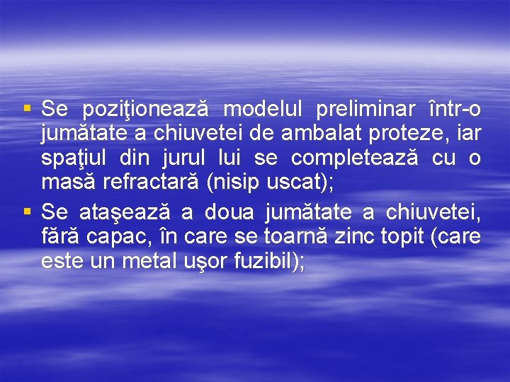 § Se poziţionează modelul preliminar într-o jumătate a chiuvetei de ambalat proteze, iar spaţiul