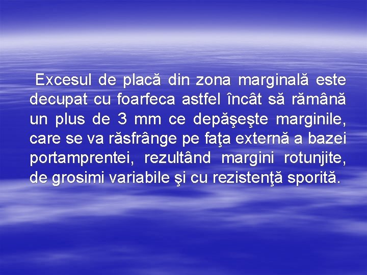 Excesul de placă din zona marginală este decupat cu foarfeca astfel încât să rămână