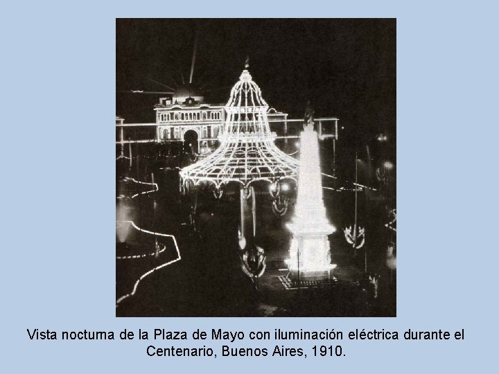 Vista nocturna de la Plaza de Mayo con iluminación eléctrica durante el Centenario, Buenos