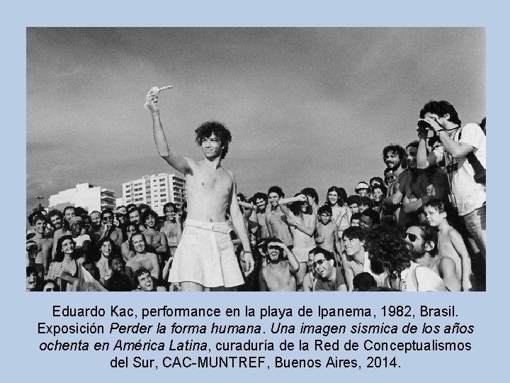 Eduardo Kac, performance en la playa de Ipanema, 1982, Brasil. Exposición Perder la forma