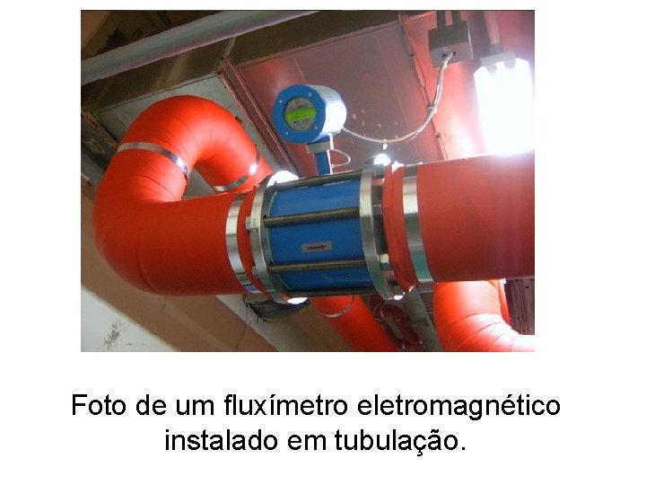 Foto de um fluxímetro eletromagnético instalado em tubulação. 