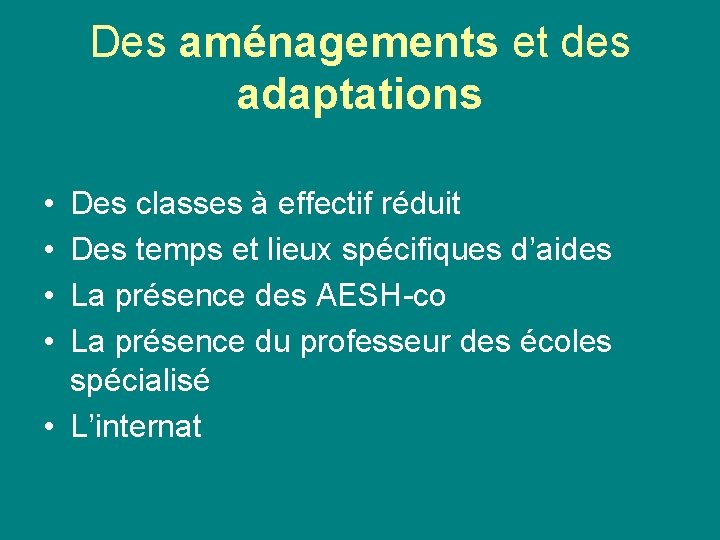 Des aménagements et des adaptations • • Des classes à effectif réduit Des temps