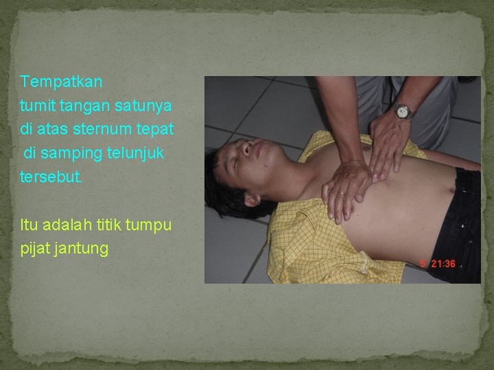  Tempatkan tumit tangan satunya di atas sternum tepat di samping telunjuk tersebut. Itu