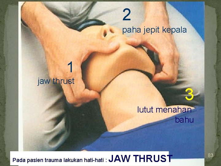 2 paha jepit kepala 1 jaw thrust 3 lutut menahan bahu Pada pasien trauma