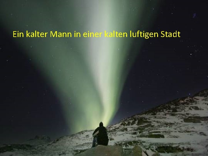Ein kalter Mann in einer kalten luftigen Stadt 