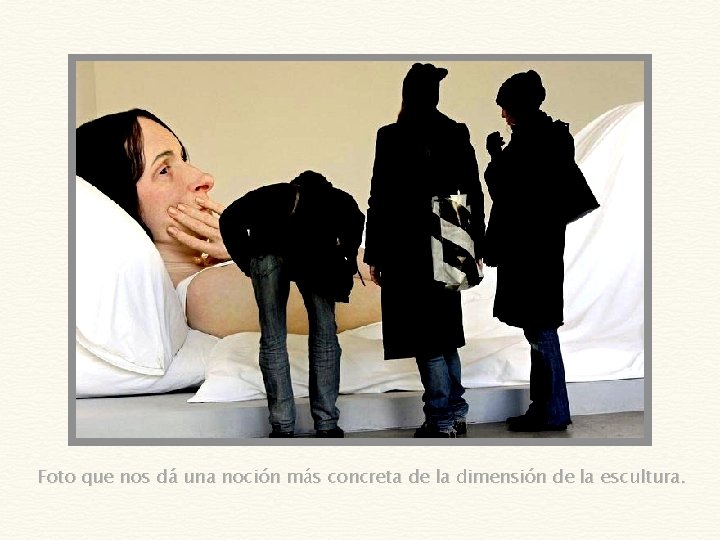 Foto que nos dá una noción más concreta de la dimensión de la escultura.