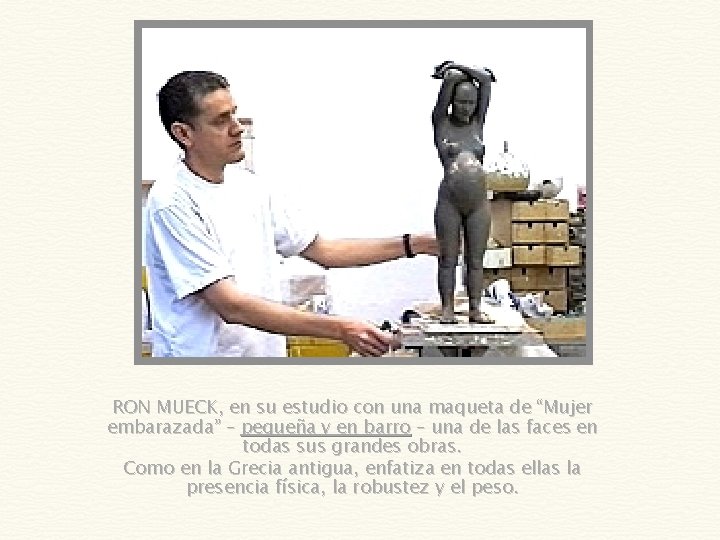 RON MUECK, en su estudio con una maqueta de “Mujer embarazada” – pequeña y