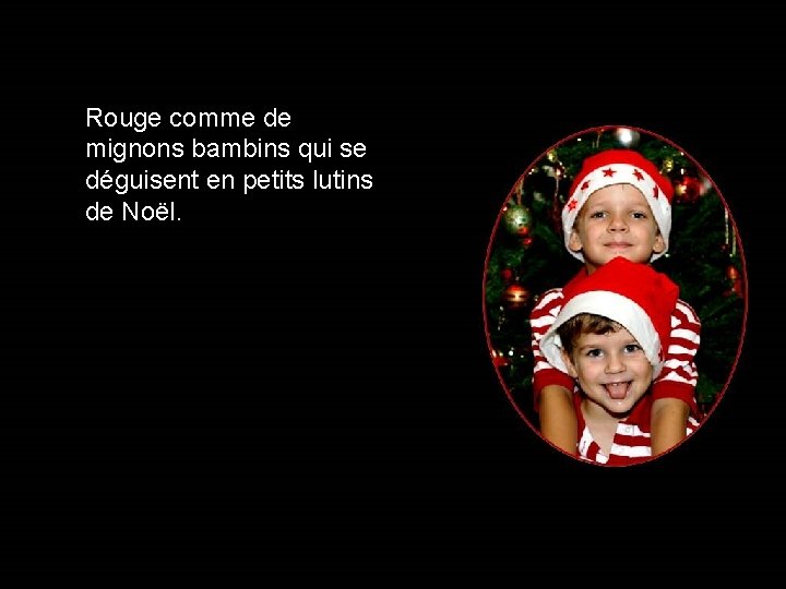 Rouge comme de mignons bambins qui se déguisent en petits lutins de Noël. 