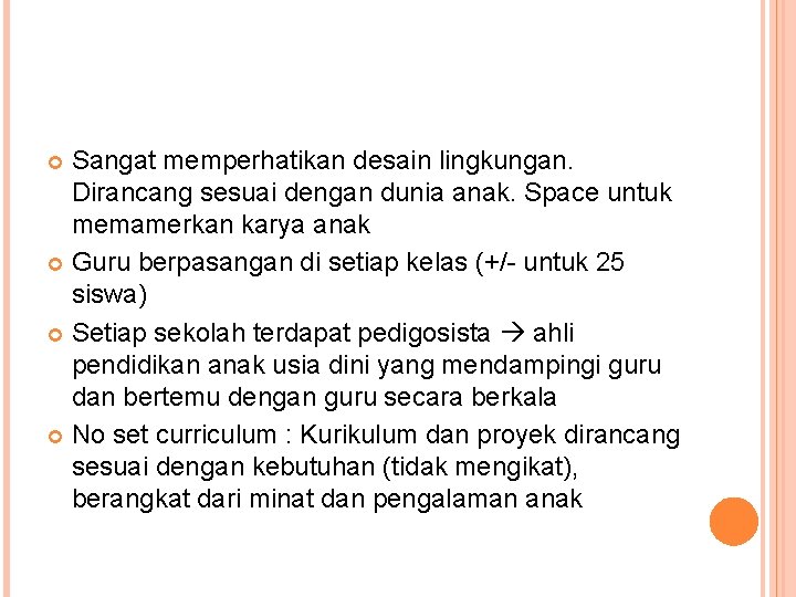 Sangat memperhatikan desain lingkungan. Dirancang sesuai dengan dunia anak. Space untuk memamerkan karya anak