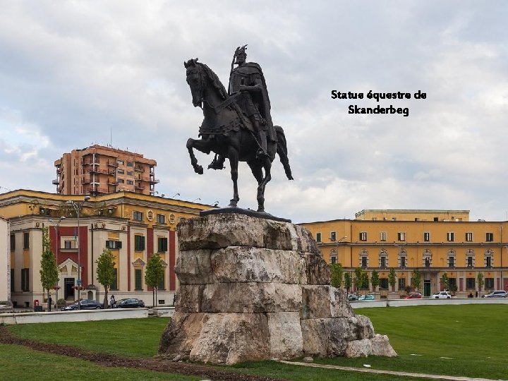 La place Skanderbeg doit son nom à Georges Kastrioti, dit Skanderbeg une des grandes