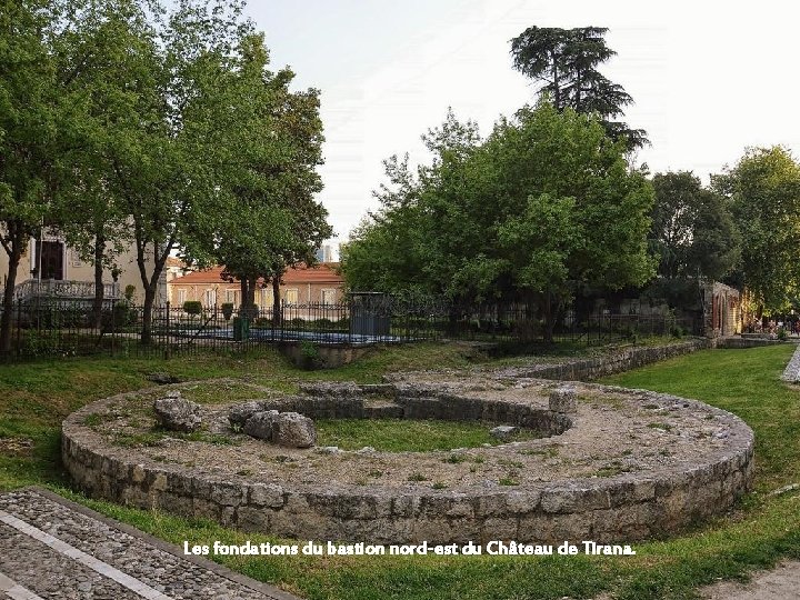 Les fondations du bastion nord-est du Château de Tirana. Reproduction du segment du mur