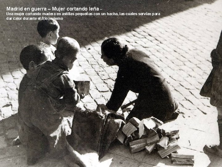 Madrid en guerra – Mujer cortando leña – Una mujer cortando madera en astillas