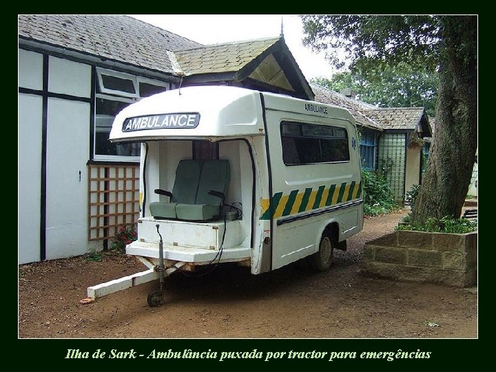 Ilha de Sark - Ambulância puxada por tractor para emergências 