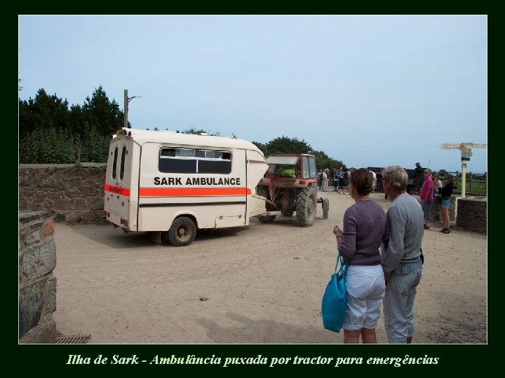 Ilha de Sark - Ambulância puxada por tractor para emergências 