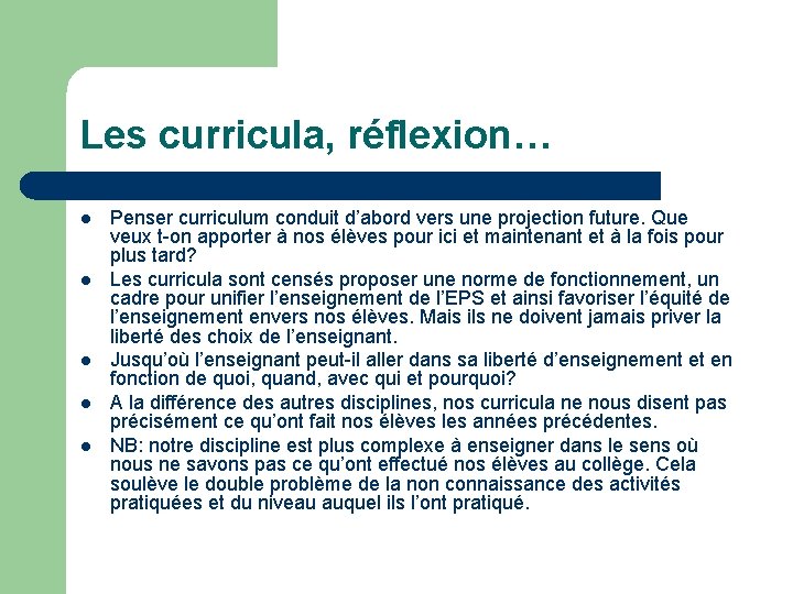 Les curricula, réflexion… l l l Penser curriculum conduit d’abord vers une projection future.