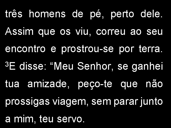 três homens de pé, perto dele. Assim que os viu, correu ao seu encontro