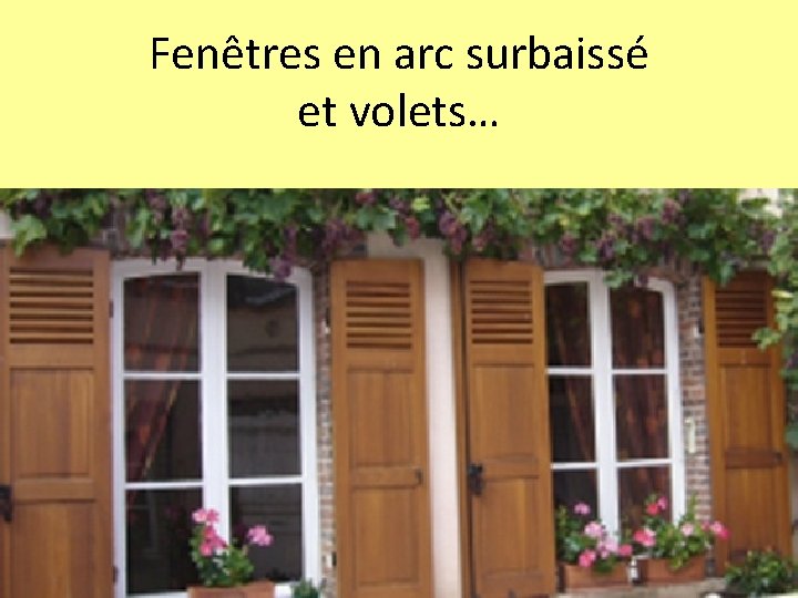 Fenêtres en arc surbaissé et volets… 