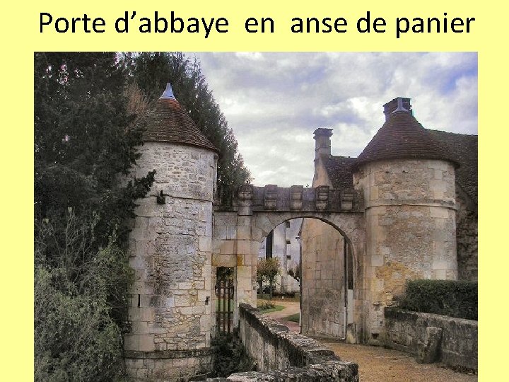 Porte d’abbaye en anse de panier 