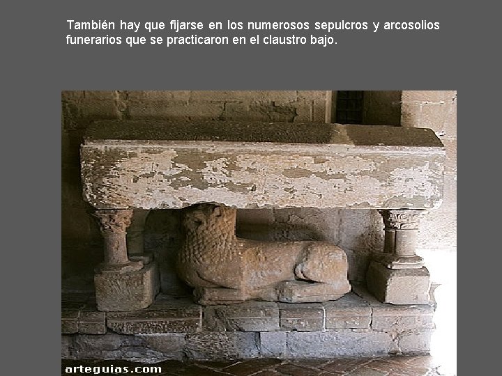 También hay que fijarse en los numerosos sepulcros y arcosolios funerarios que se practicaron